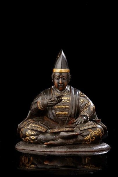 JAPON Petite statue en bois laqué noir et or. Samuraï en armure coiffé d'un casque...