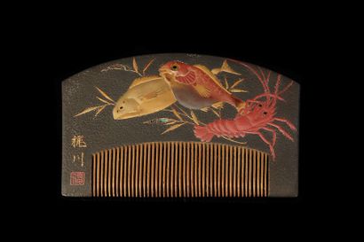 JAPON Peigne de femme de type Yamataka Gata décoré de poissons en laque d'or, d'une...