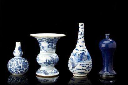 VIETNAM Collection de bleudit de Hué comprenant un vase cornet à décor de paysage,...