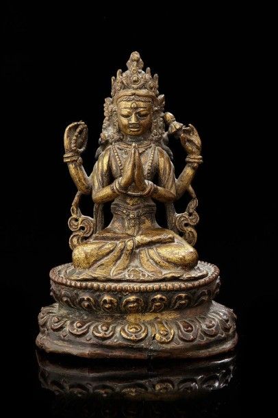 NEPAL Figurine du panthéon bouddhique en bronze à patine brune et or à quatre bras...