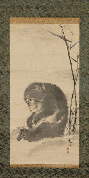 JAPON Peinture d'un singe assis à côté de bambous montée en kakemono Signature apocryphe...