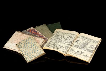 JAPON Lot de huit petits livres dont un volume du Soken kishô (Montures excentriques...