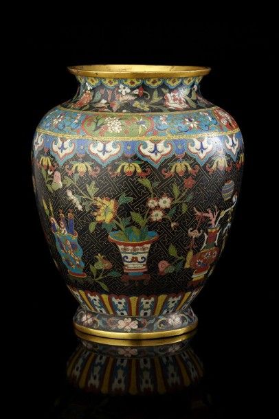 CHINE Vase balustre en bronze cloisonné à fond noir décoré en polychromie d'objets...