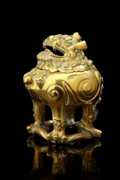 CHINE Brûle parfum en bronze en forme de chien de fô debout terrassant un serpent,...