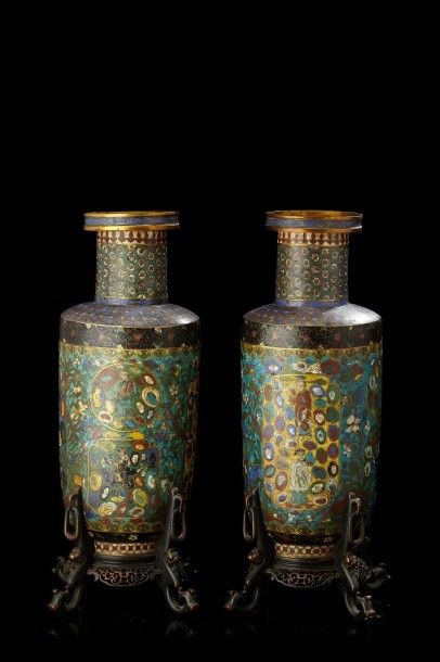 CHINE Paire de vases rouleaux à col étroit en bronze cloisonné décoré en polychromie...