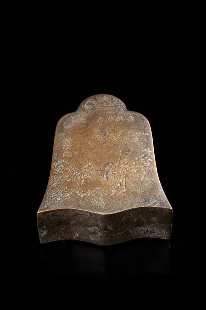 CHINE Boîte à encre couverte en bronze en forme de cloche à décor incisé sur le couverlce...