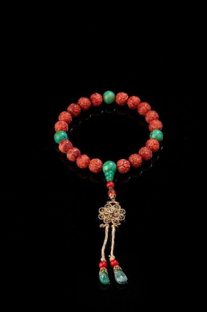 CHINE Rosaire en perles de corail et jade, pendants en racines d'émeraude