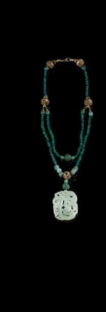 CHINE Collier en perles à double rangs en jade et verre à l'imitation du jade, terminé...