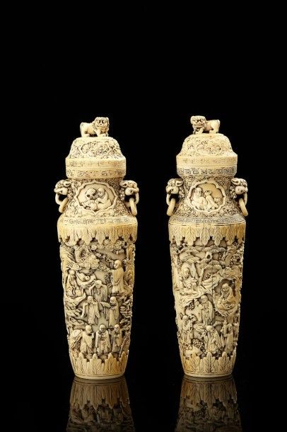 CHINE Paire de vases couverts de forme balsutre en ivoire sculpté en releif d'immortels...