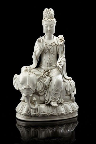 CHINE (Dehua) Grande figurine en blanc de Chine représentant la déesse Guanyin assise...