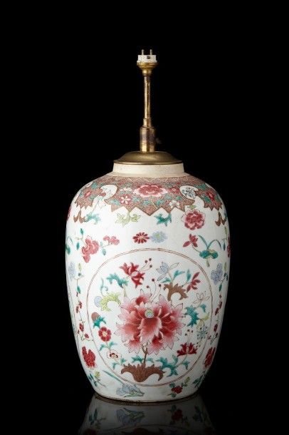 CHINE Vase ovoïde décoré en émaux de la famille rose de chrysanthèmes dans des médaillons...