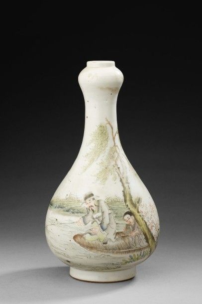 CHINE Vase bouteille terminé par un bulbe décoré en grisaille et émaux de la famille...