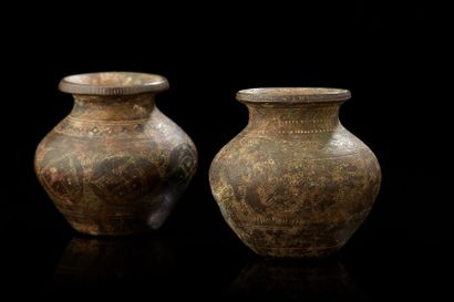 INDE Deux petits pots en bronze ciselés de motifs géométriques. Haut.: 7 cm Usures...