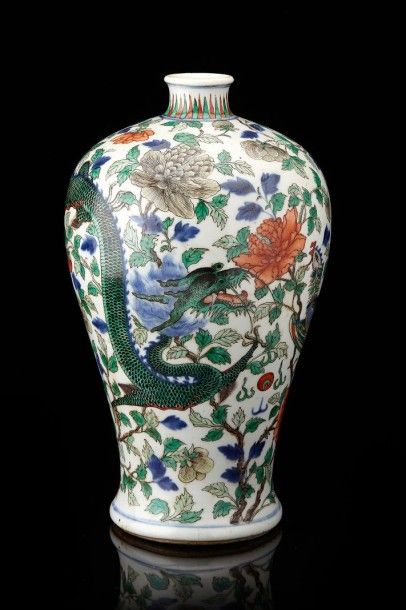 CHINE Vase meiping décoré en émaux de la famille verte d'un phénix et d'un dragon,...