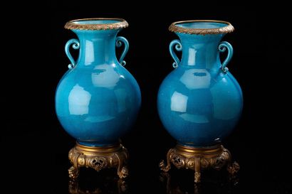 CHINE Paire de vases balustre les anses en forme de rinceaux, à fond monochrome bleu...