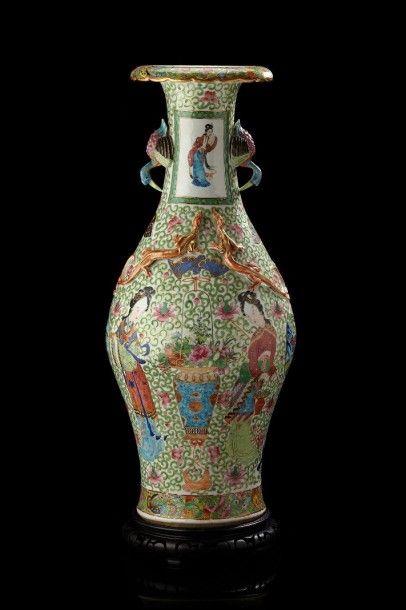 CHINE Grand vase de forme balustre décoré en émaux de Canton de femmes encadrant...