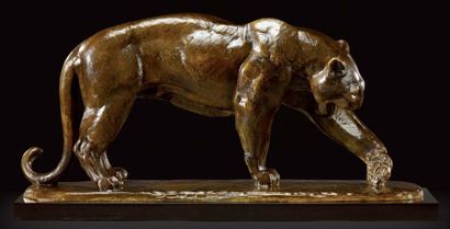 ANDRÉ VINCENT BECQUEREL (1893-1981) «Panthère se léchant la patte» Epreuve en bronze...