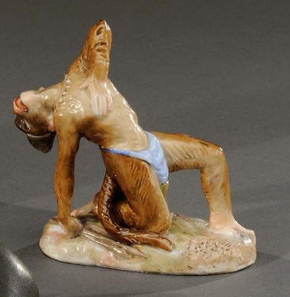 null Sujet en porcelaine polychrome représentant un singe jouant la comédie Travail...