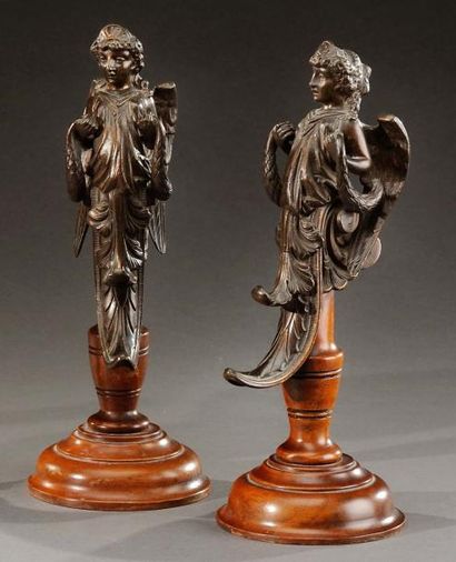 ECOLE FRANCAISE DU XIXème siècle Paire de sujets en bronze à patine brune figurant...