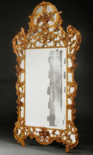 null Important miroir à pareclose de forme mouvementée en bois doré à décor ajouré...