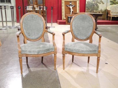 null Paire de fauteuils médaillons en bois mouluré et sculpté Epoque Louis XVI Garniture...