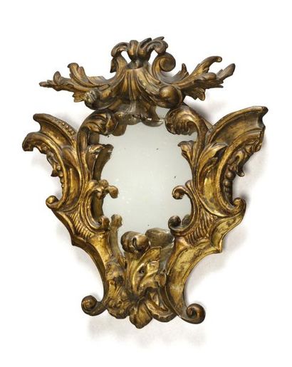 null Petit miroir en bois doré et sculpté à décor rocaille. XVIIIème siècle H: 50...