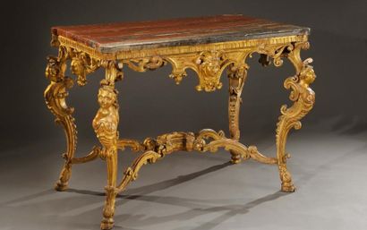null Table en bois et stuc sculpté et doré, à décor de mascarons et cariatides, entretoise...