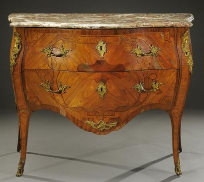 null Commode sauteuse en placage de bois de violette et amarante à décor marqueté...