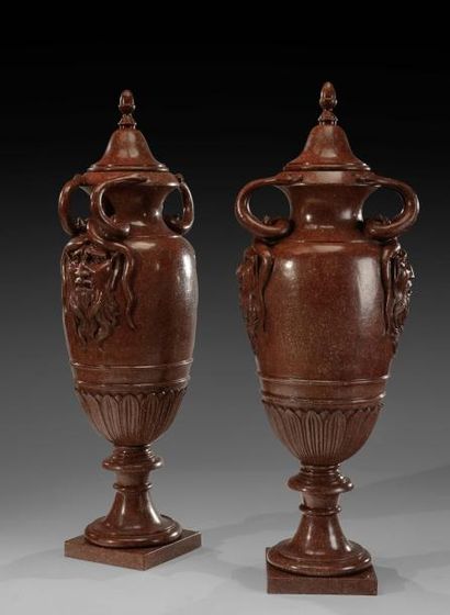 null Importante paire de vases en porphyre sculpté. De forme allongée, les panses...