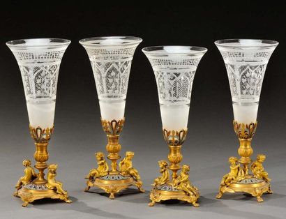 Maison Giroux Suite de quatre vases cornet en cristal taillé, la monture en bronze...