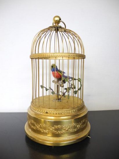 null Automate oiseau dans sa cage en laiton doré à décor de frises de fleurs Travail...