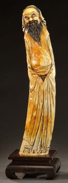 CHINE Sujet en ivoire sculpté représentant un homme barbu. Sur son socle en bois....