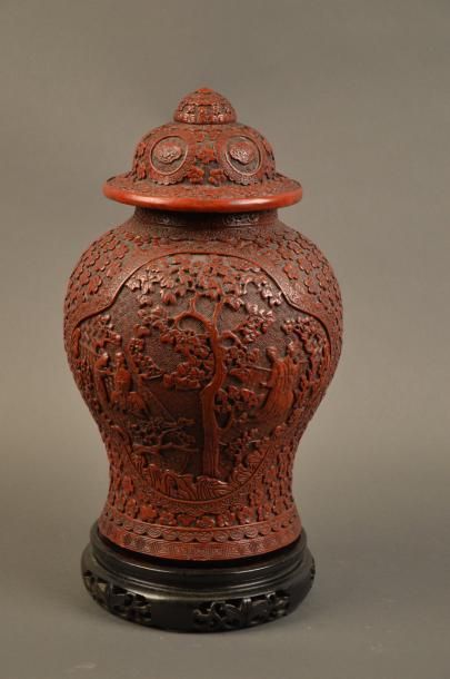 CHINE Vase couvert de forme balustre en laque rouge Fin XIXème, début XXème H 46...