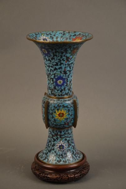CHINE Vase GU en bronze et émaux cloisonnés XIXème siècle Marque en rouge sur fond...
