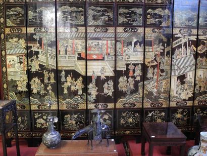 CHINE Grand paravent en laque de coromandel illustré de personnages et de pagodes...