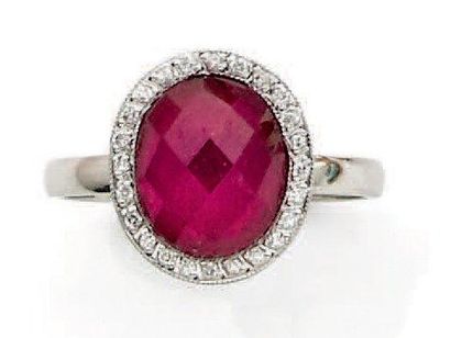 null Bague ornée d'un rubis ovale facetté dans un entourage de diamants de taille...