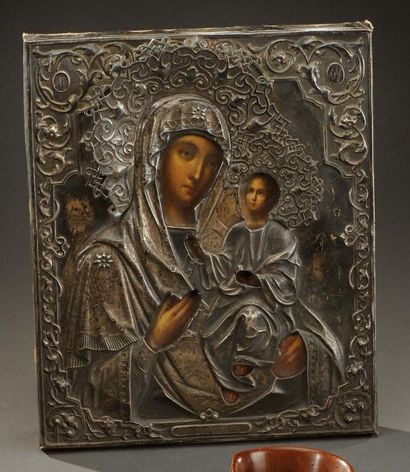 null Russie, XIXème siècle Icône russe représentant une Vierge à l'Enfant ornée d'une...