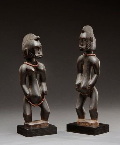 null Rare couple de statues Sénufo d'un style peu commun. Les jambes fléchies, le...