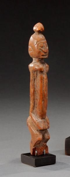 null Petite statuette Dogon du Mali figurant un personnage debout, le torse allongé,...