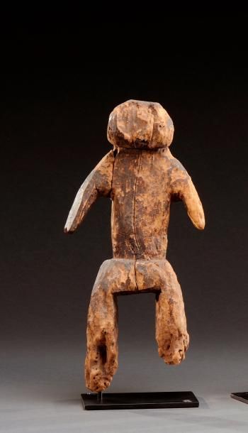 null Statue Chamba du Nigéria figurant un personnage stylisé. Bois à patine ravinée....
