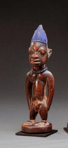 null Statuette Ibeji Yoruba figurant une femme ornée d'une coiffe en hauteur. Bois...