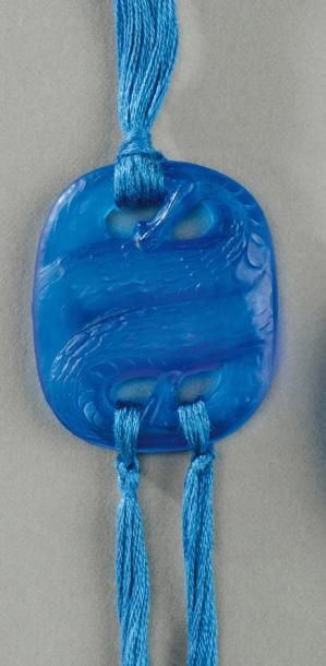 RENE LALIQUE (1860-1945) Pendentif «Serpent» en verre opalescent bleu électrique...