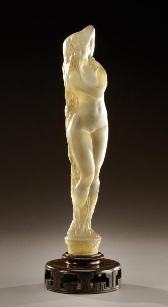 RENE LALIQUE (1860-1945) Statuette «Grande nue socle lierre» en verre blanc moulé-pressé...