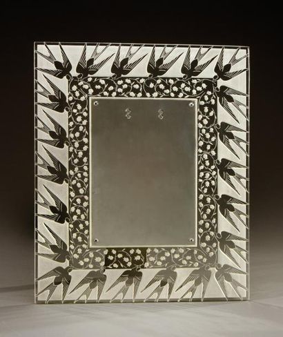 RENE LALIQUE (1860-1945) Cadre rectangulaire «Muguet et hirondelles» en verre blanc...