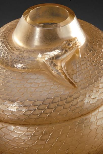 RENE LALIQUE (1860-1945) Rare vase «Serpent» en verre blanc soufflé-moulé patiné....