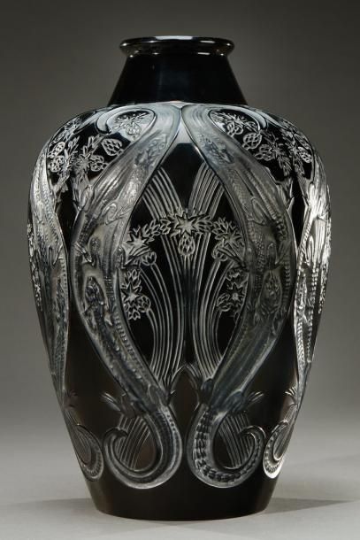 RENE LALIQUE (1860-1945) 
Exceptionnel et rare vase « Lézards et bleuets » en verre...