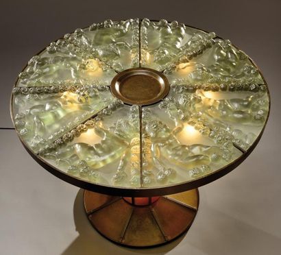 RENE LALIQUE (1860-1945) Exceptionnel guéridon «Amours» en verre blanc moulé-pressé...