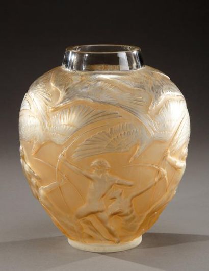 RENE LALIQUE (1860-1945) Vase «Archers» en verre soufflé-moulé patiné brun. Signé...