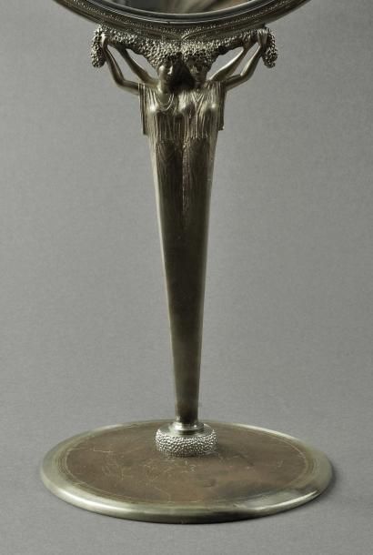 René LALIQUE (1860 - 1945) Exceptionnel miroir «Psyché» en bronze ciselé à patine...