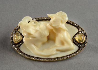 RENE LALIQUE (1860-1945) Exceptionnelle et rare broche à monture ovale en or 18 carats...